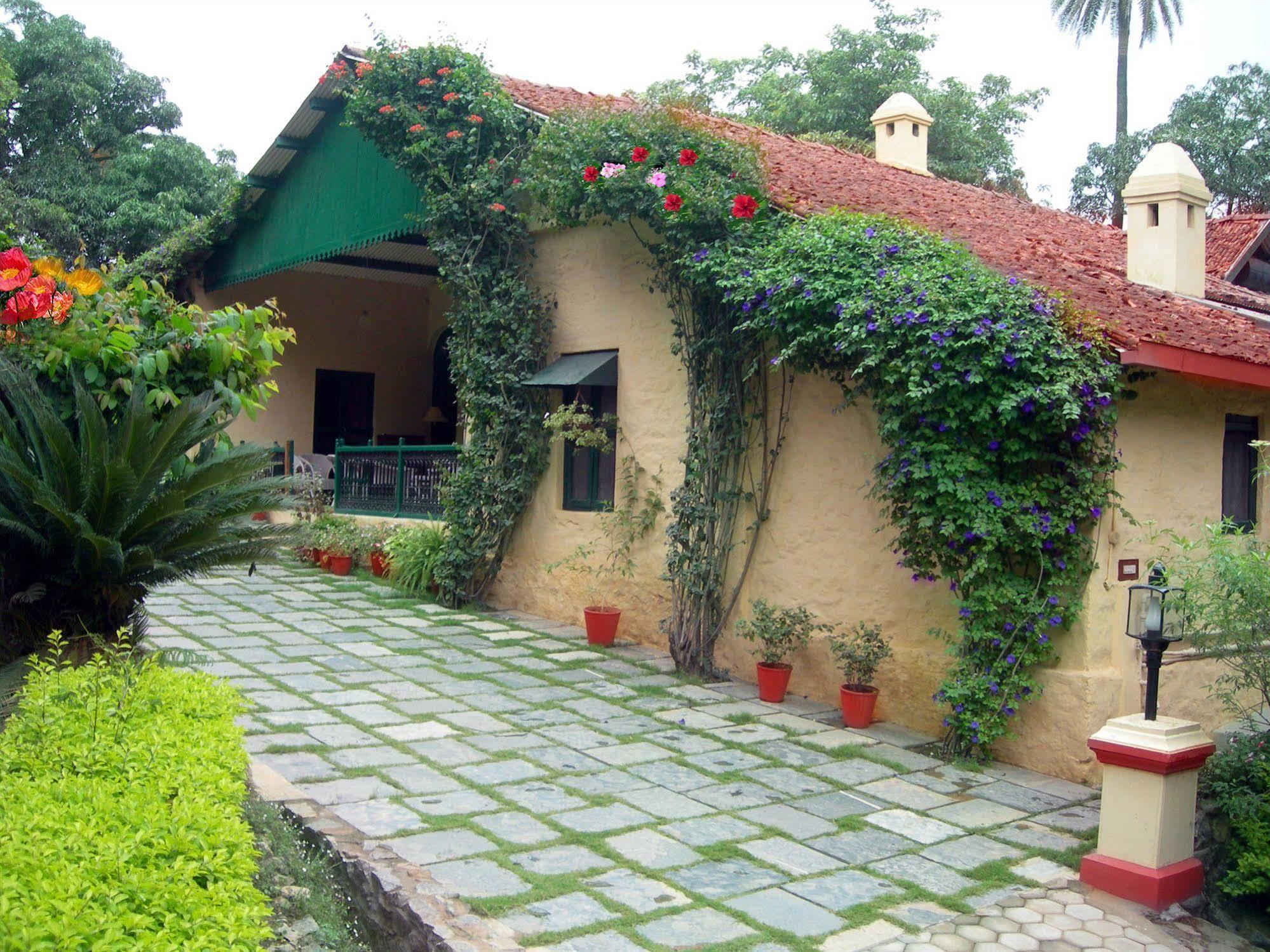 Welcomheritage Connaught House Mount Abu Exterior foto