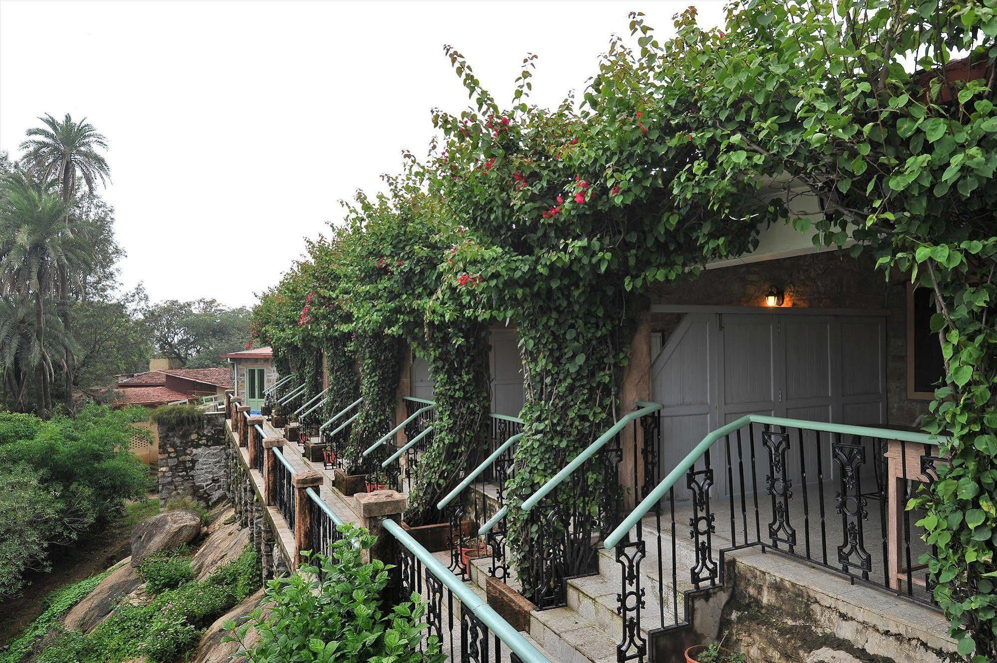 Welcomheritage Connaught House Mount Abu Exterior foto
